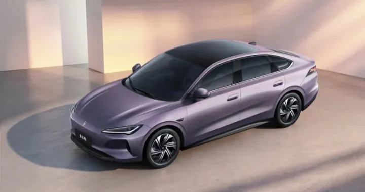 La nuova berlina elettrica da 10.700 euro fa il pieno di ordini: 10.000 in sole 19 ore