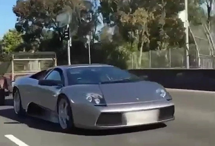 Una Lamborghini Murciélago... con carrello e caprette al seguito [Video]