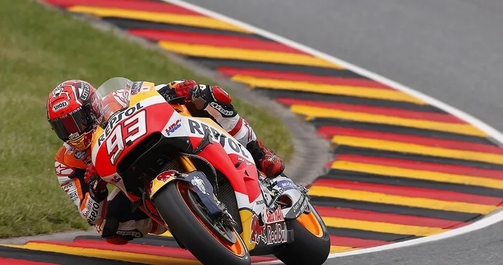 MotoGP Germania 2016: autogol Rossi e Dovi, vince Marc Marquez