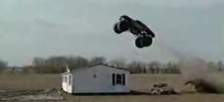Demolire una casa con un Monster Truck
