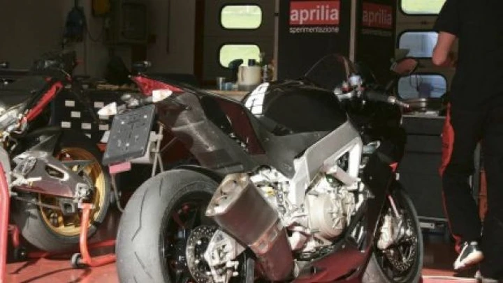Foto Spia delle Aprilia Tuono V4 e RSV4 R  2010 in pista al Mugello