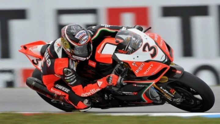 SBK Nurburgring, Gara1: vince Max Biaggi, Melandri out. Tripletta Aprilia sul podio.
