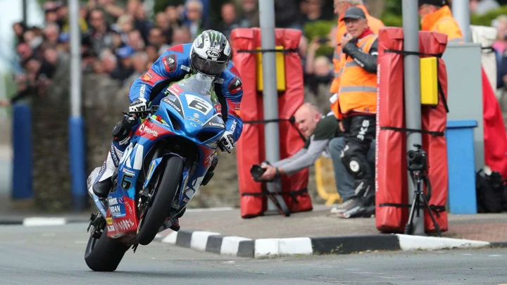 TT 2017: Michael Dunlop vince il Senior TT. Hutchy, che paura!