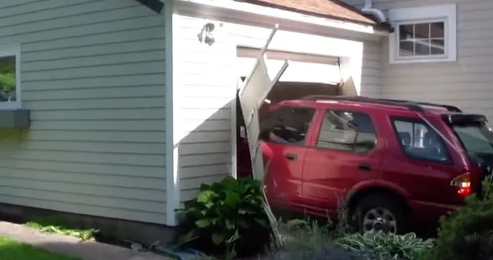 Sfondare il garage in retro, il sogno coronato a 91 anni [Video]