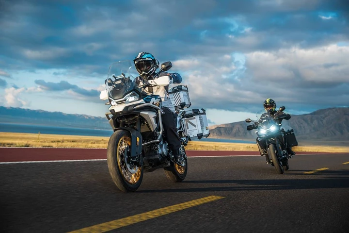 CFMOTO 700MT ADV 2025: la crossover media che conquista
