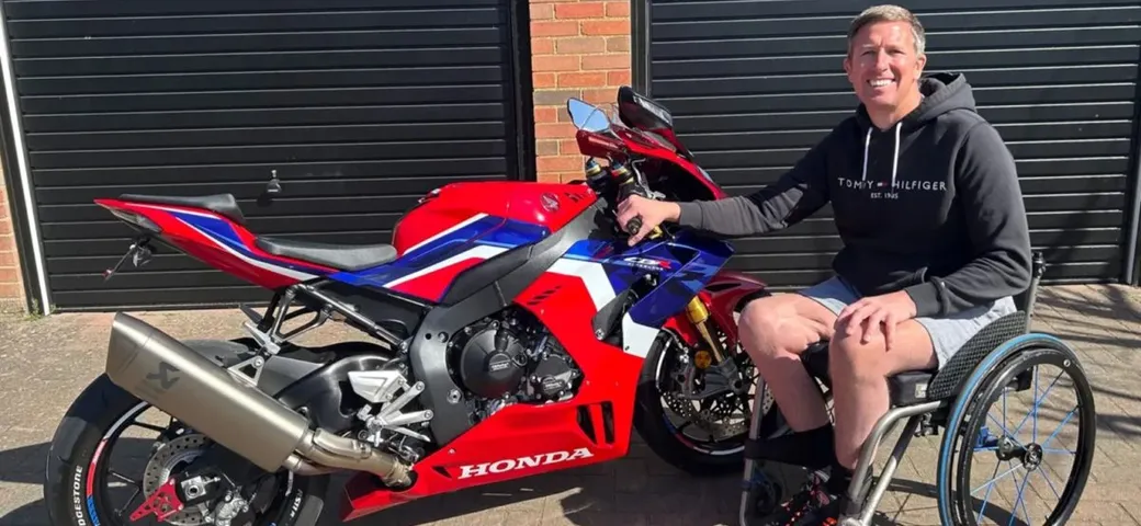 Fratture, coma e paralisi: Steve Mercer sfida tutto e torna in moto