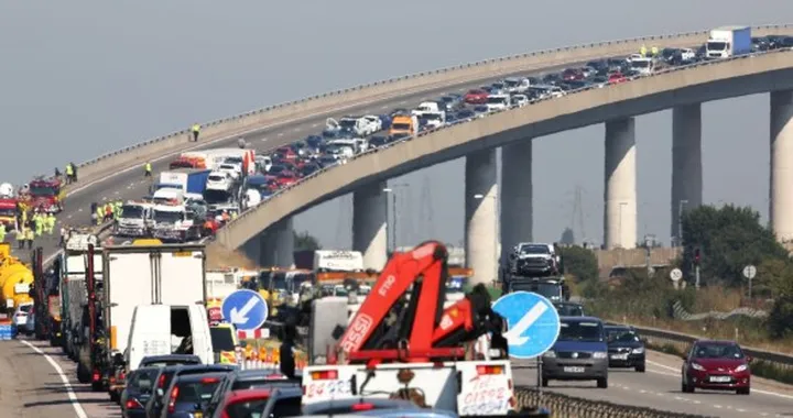 L'incidente coinvolge oltre 100 automobili. Colpa della nebbia