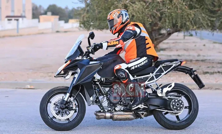 KTM, arriva la 1290 Superduke GT: le foto spia