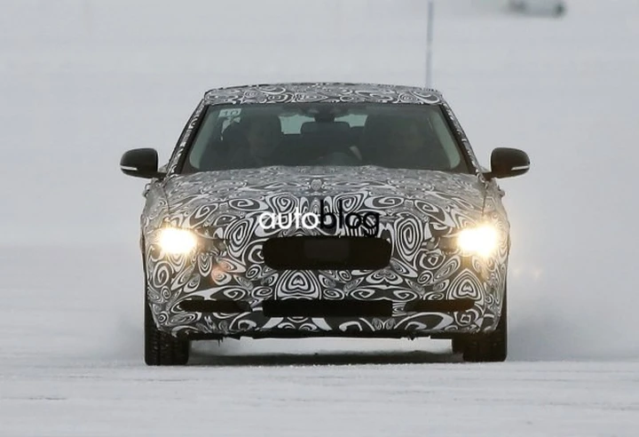 Jaguar XE: foto spia