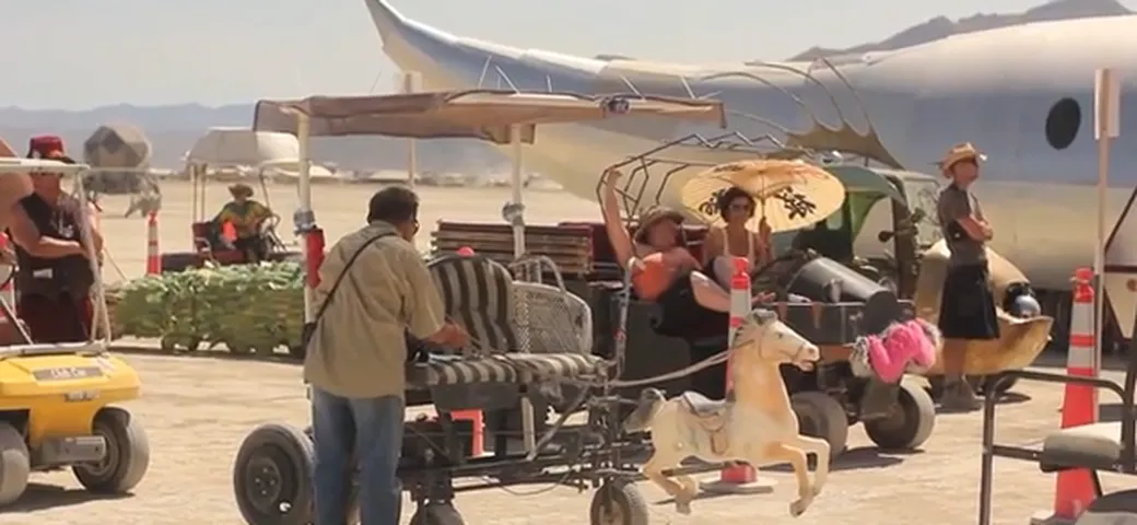 La coda di veicoli per il Burning Man Festival