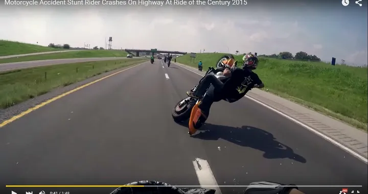 Motociclista indisciplinato impenna e cade a terra in autostrada [Video]