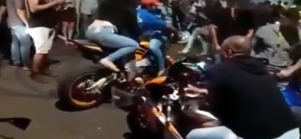 Incidente in moto: show con caduta di gruppo [Video]