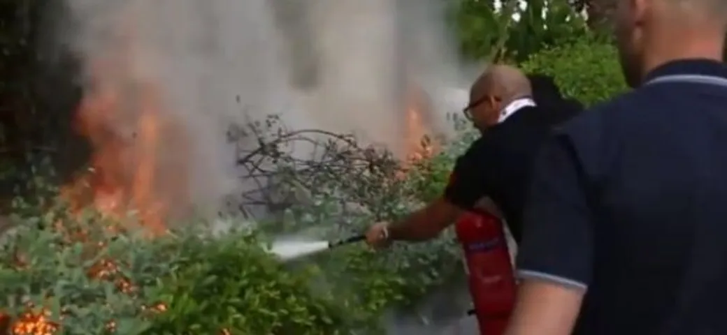 Lamborghini Aventador: il conducente sgasa e manda a fuoco una siepe!