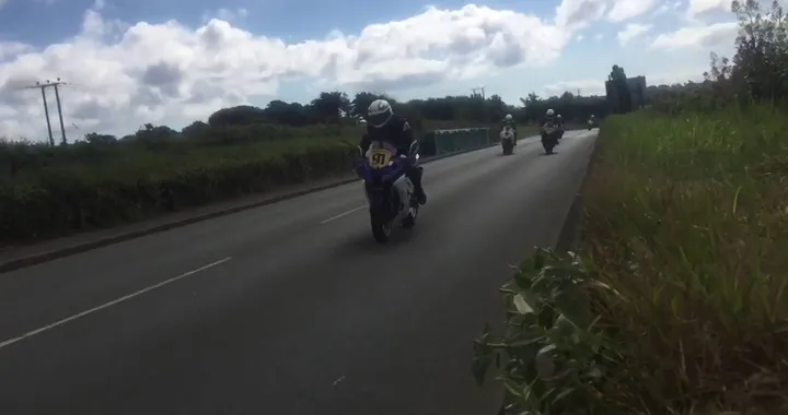 Idiota attraversa la strada durante la road-race Southern 100