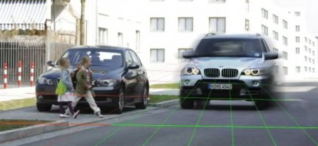 Car-2-X Communication: il sistema BMW per la salvaguardia dei pedoni