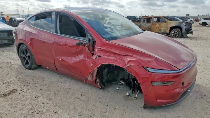 Ritira la Tesla Model Y e la distrugge dopo appena 317 chilometri