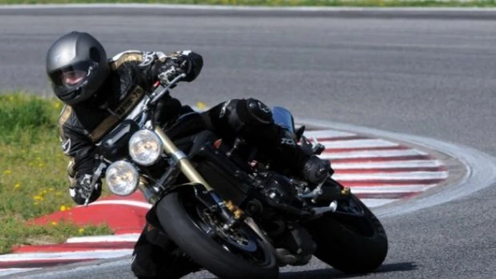 Scatto in Corsa: Triumph Street Triple a Magione