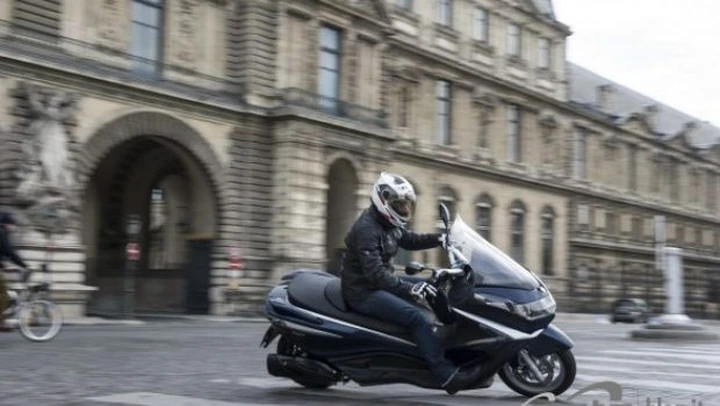 Piaggio X10 2012: il Test di Motoblog