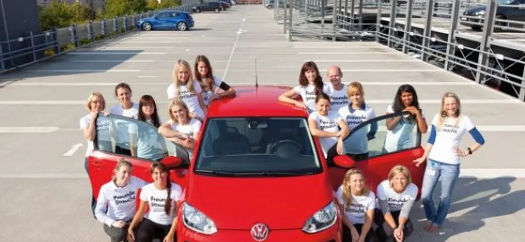 Volkswagen: 16 persone in una sola Up!