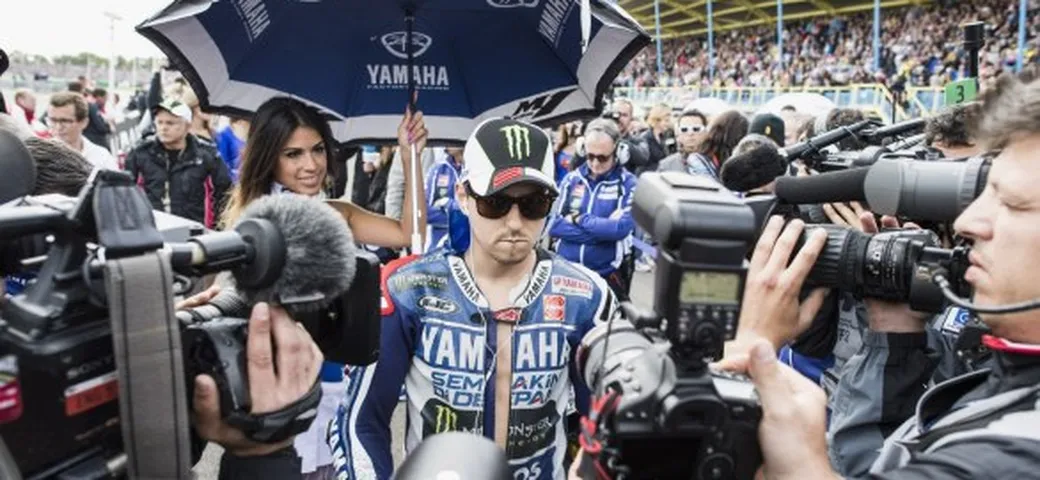 MotoGP: Lorenzo festeggia 2 milioni di 'followers' con un concorso a premi