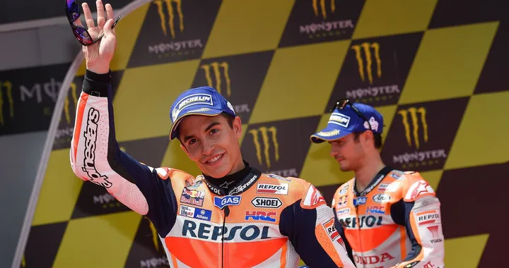 MotoGP Montmelò, pole-ruggito di Marquez. Lorenzo nella “morsa” Honda. Rossi solo quinto
