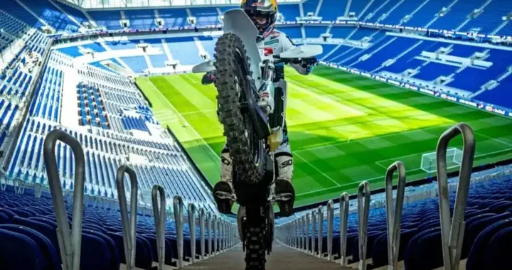 Billy Bolt porta l’enduro dentro lo stadio dell’Everton: la sfida con Pickford
