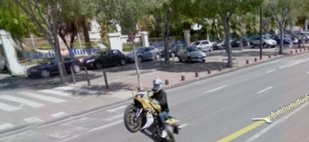 Google Maps Street View spia un Yamaha R1 in impennata