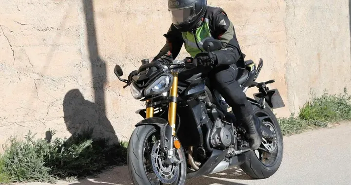 Triumph Street Triple 765 RS: foto spia del modello 2023 o versione più raffinata?