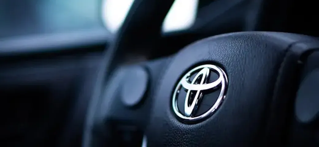 Tesla perde terreno, Toyota domina: i numeri e le cause