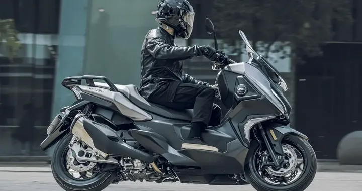 QJ Motor Fort 4.0: il nuovo riferimento per gli amanti dei maxi scooter