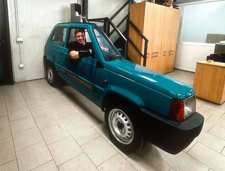 Fiat Panda da Guinness: un italiano la trasforma nell'auto più stretta del mondo
