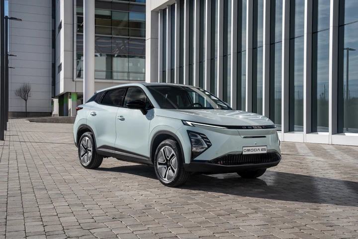 Omoda 5 EV: il debutto in Italia con versioni e prezzi per il SUV elettrico cinese