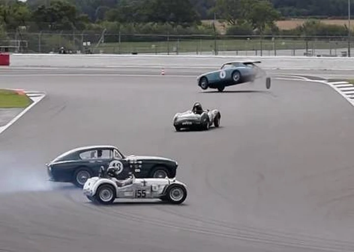 Auto storiche: sincronismi cinematografici a Silverstone per le nonne | Video
