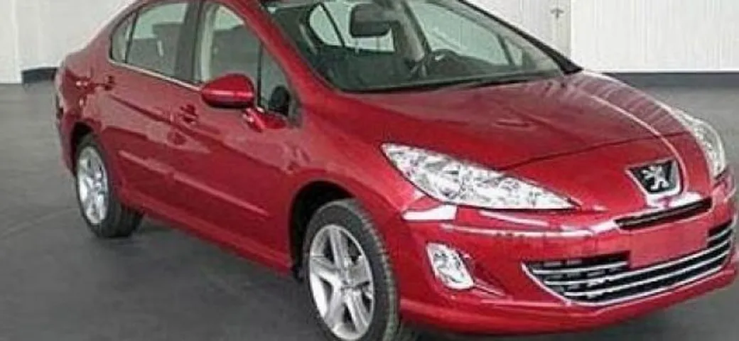 Peugeot 308 tre volumi: le prime immagini della vettura definitiva