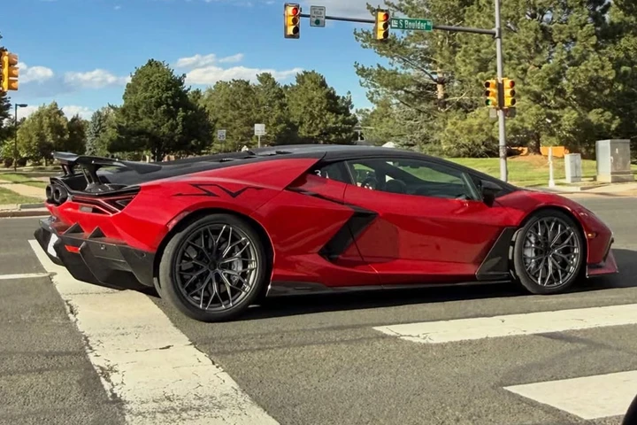 Un mese dopo il debutto, la Lamborghini più esclusiva dell’anno spunta nel traffico
