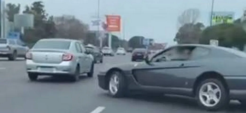 Con la Ferrari 456 GT fa uno show irresponsabile in strada | Video