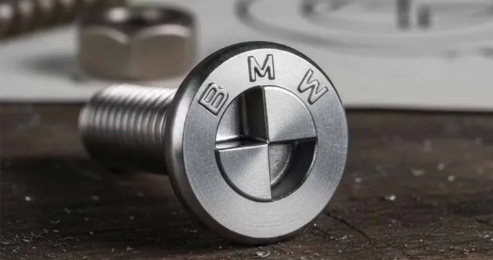 BMW brevetta le viti con il logo: più sicurezza o solo marketing?