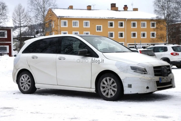 Mercedes Classe B: foto spia del facelift