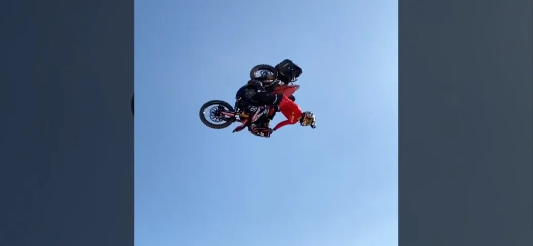 Backflip con una Honda Africa Twin: ecco il video