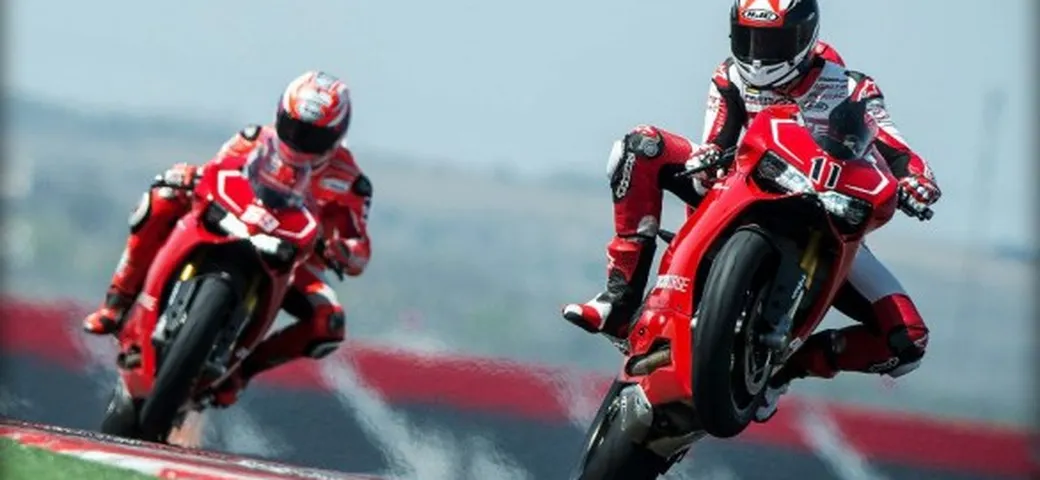 Nicky Hayden e Ben Spies provano la 1199 Panigale R ad Austin