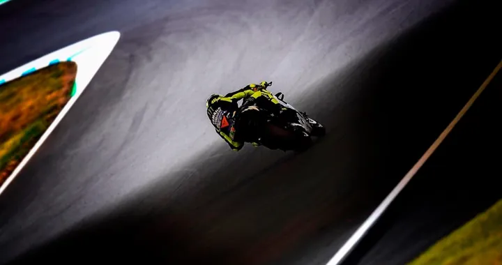 Rossi nel buio di Motegi: caduta per Valentino in Giappone