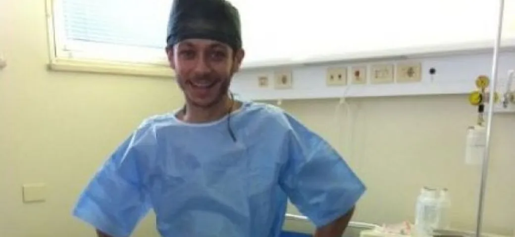 Valentino Rossi sotto i ferri per rimuovere il chiodo dalla gamba. Operazione perfettamente riuscita.