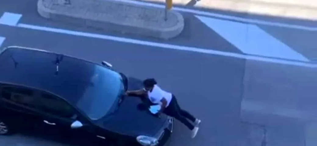 Lite per un tamponamento, donna si aggrappa al cofano dell’auto in corsa: il video choc a Padova