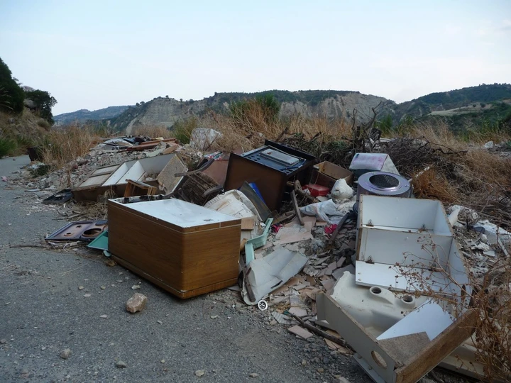 Rifiuti abbandonati in strada: il Comune sbeffeggia gli incivili