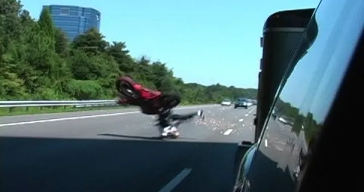 Impenna in autostrada e cade, vivo per miracolo!