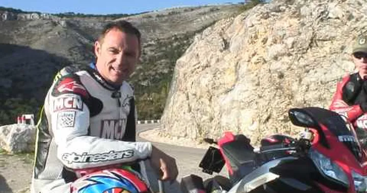 Yamaha R1 v Aprilia RSV4