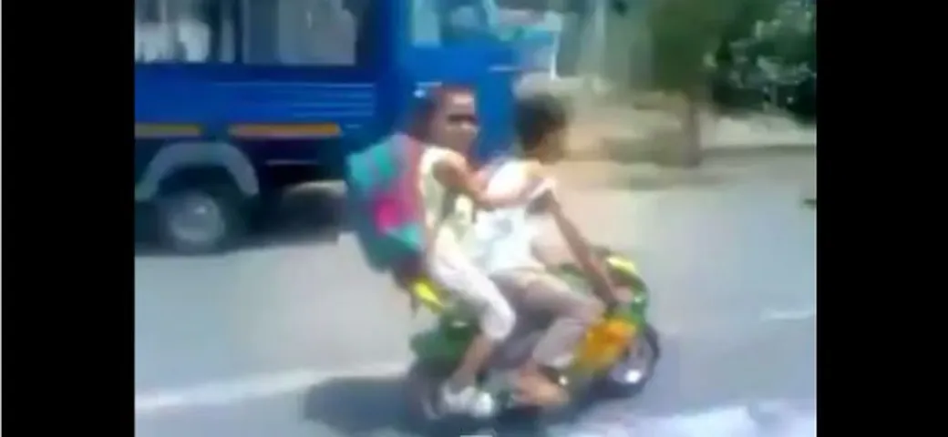 Bambini sulla minimoto nel traffico cittadino [Video]