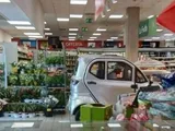 Anziano entra in supermercato con la minicar: 