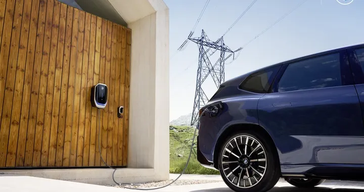 BMW iX3 e la rivoluzione V2G: l’auto elettrica che fa risparmiare fino a 720 euro l’anno