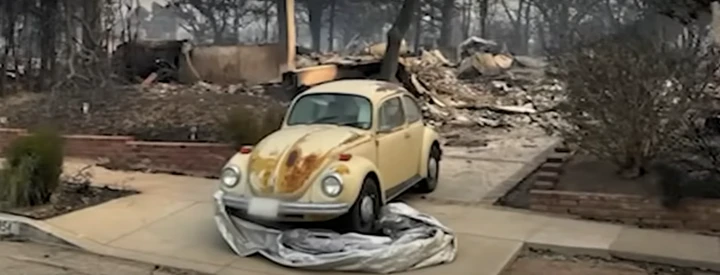 Volkswagen Maggiolino esce indenne dagli incendi di Los Angeles [VIDEO]